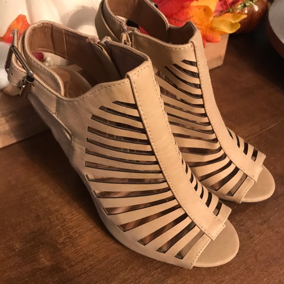 Super cute Sandals. - Picture 2 of 2